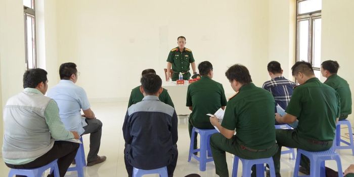 Đại tá Trần Hữu Ích phát biểu tại buổi làm việc.