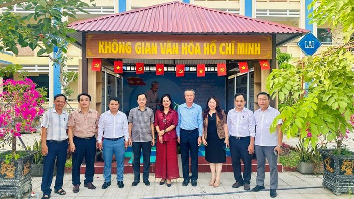 Đoàn chụp hình lưu niệm tại Không gian văn hóa Hồ Chí Minh tại Trường THCS Huỳnh Thúc Kháng.