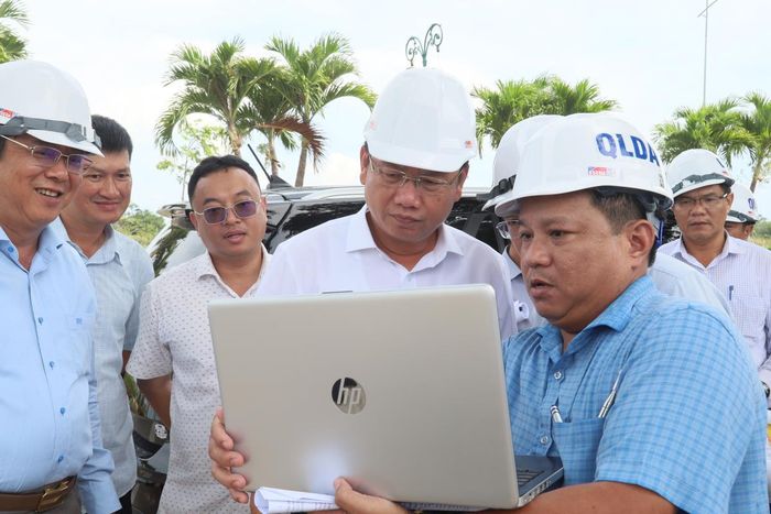Lắng nghe các đơn vị báo cáo tiến độ dự án