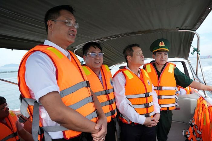 Bí thư Thành ủy Đà Nẵng Lê Ngọc Quang cùng đoàn công tác khảo sát tiềm năng phát triển của xã đảo Tam Hải.
