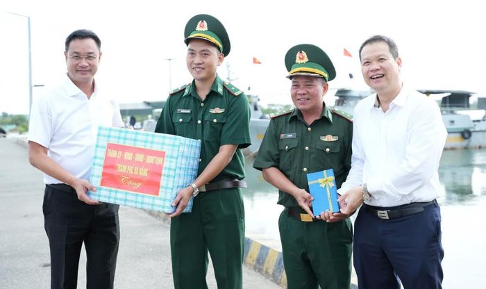 Lãnh đạo thành phố tặng quà động viên cán bộ, chiến sĩ Hải đội Biên phòng 1.