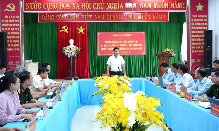 Bí thư Thành ủy Đà Nẵng Lê Ngọc Quang phát biểu tại buổi làm việc với xã Tam Hải.