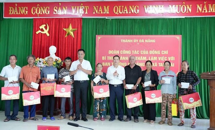 Bí thư Thành ủy Lê Ngọc Quang tặng quà cho các hộ gia đình chính sách của xã Tam Hải.