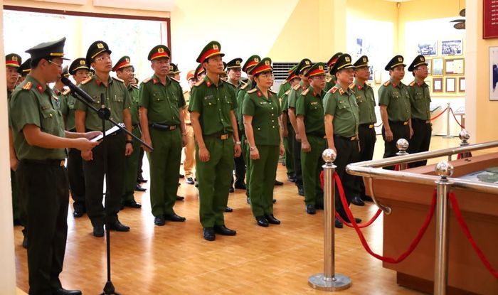 Thiếu tướng Nguyễn Hữu Hợp - Giám đốc Công an TP Đà Nẵng cùng Đoàn công tác Công an TP báo công dâng Bác tại Khu di tích An ninh Khu 5.