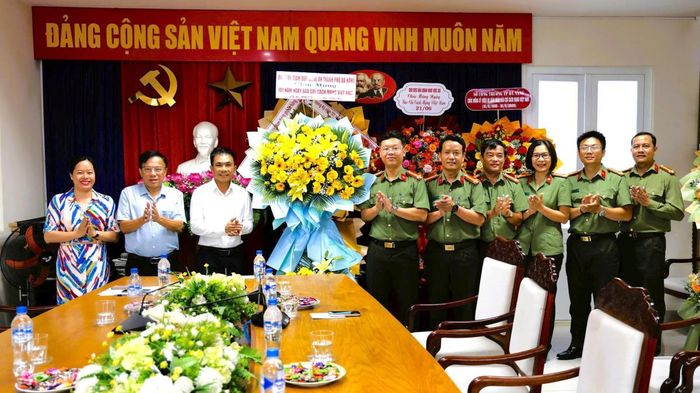 Chúc mừng Cơ quan Thường trú Báo Nhân Dân tại Đà Nẵng.