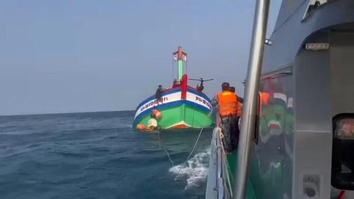 Một tàu cá gặp sự cố phá nước trên biển được BĐBP Đà Nẵng ứng cứu hồi giữa tháng 4-2026