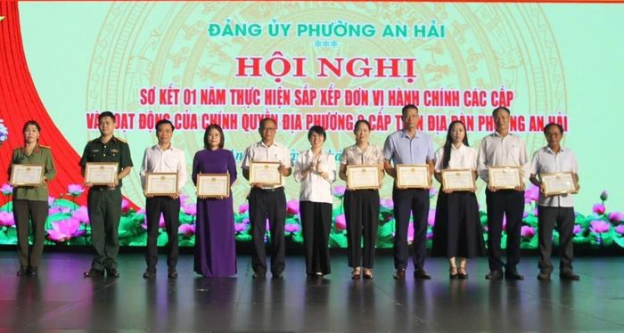 Lãnh đạo UBND P. An Hải trao tặng khen thưởng cho các tập thể, cá nhân có thành tích xuất sắc.