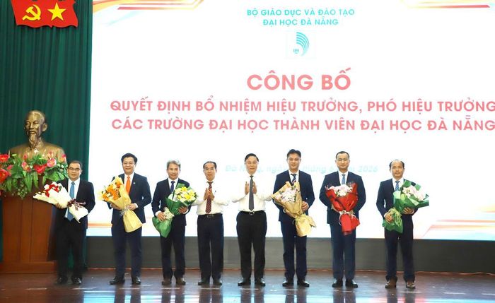 Các đồng chí: Lê Trí Thanh – Ủy viên Ban Thường vụ Thành ủy, Chủ tịch UBMTTQ Việt Nam TP Đà Nẵng, Trần Anh Tuấn – Thành ủy viên, Phó chủ tịch UBND thành phố tặng hoa chúc mừng 6 đồng chí được bổ nhiệm làm Hiệu trưởng các trường ĐHTV thuộc ĐHĐN.