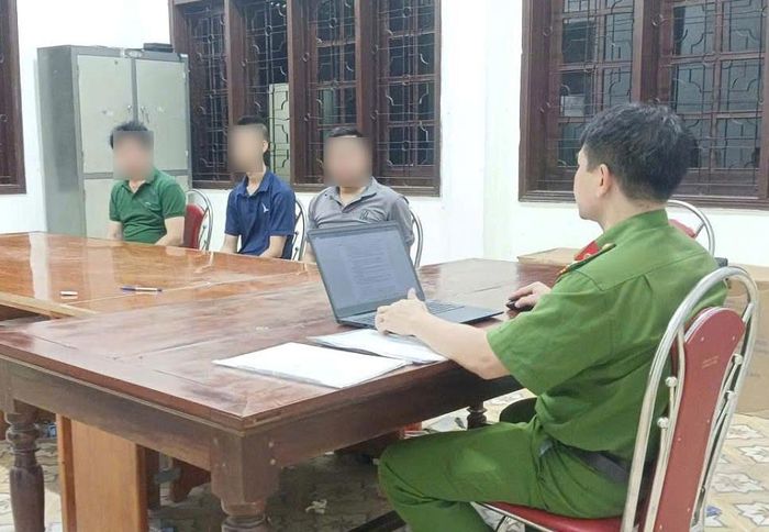 Cơ quan Công an làm việc với 3 đối tượng trong đường dây cá độ bóng đá.