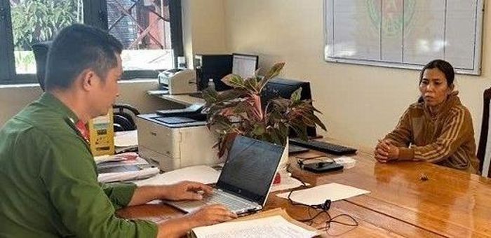 Đối tượng Nguyễn Thị Liễu đến Công an xã Đạ Tẻh đầu thú.