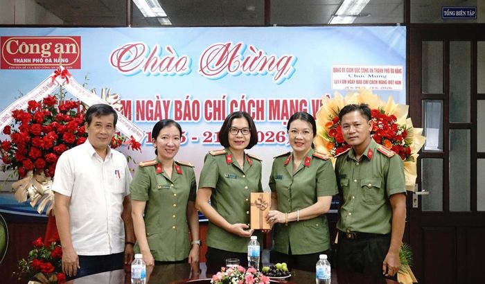 Lãnh đạo Phòng tổ chức cán bộ và Phòng Tham mưu Công an thành phố thăm, chúc mừng Ban chuyên đề Công an Đà Nẵng.