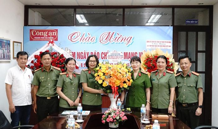 Đại tá Võ Thị Trinh, Phó Giám đốc Công an thành phố Đà Nẵng thăm, chúc mừng Ban Chuyên đề Công an thành phố Đà Nẵng