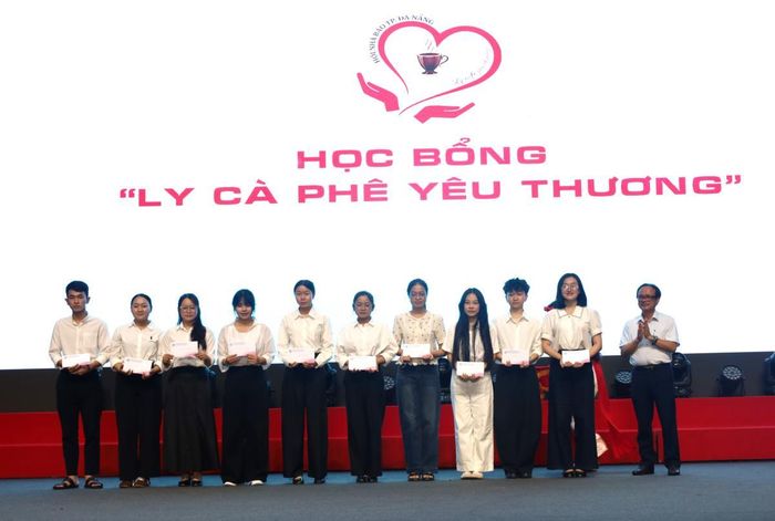 Lãnh đạo Hội Nhà báo TP Đà Nẵng trao 10 suất học bổng cho sinh viên nghèo vượt khó.