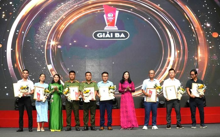 Ban tổ chức trao giải Ba cho các tác giả.