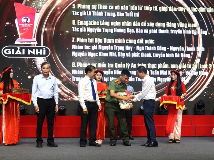 Ban tổ chức trao giải Nhì cho phóng viên Công Khanh - Ban Chuyên đề Công an TP Đà Nẵng.