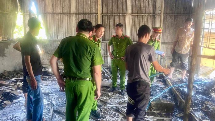 Lực lượng Công an có mặt khám nghiệm hiện trường bên trong khu vực bị cháy.