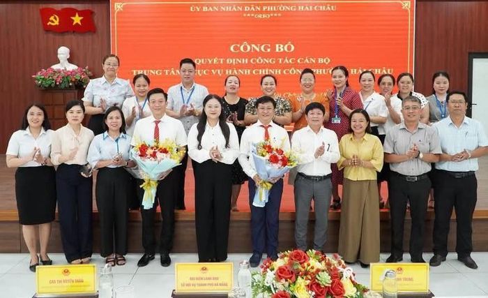 Bà Cao Thị Huyền Trân - Thành ủy viên, Bí thư Đảng ủy, Chủ tịch HĐND phường; ông Nguyễn Văn Duy - Phó Bí thư Đảng ủy, Chủ tịch UBND phường cùng lãnh đạo các phòng, ban, đơn vị trực thuộc và tập thể công chức, người lao động Trung tâm Phục vụ hành chính công phường chúc mừng các đồng chí được bổ nhiệm.