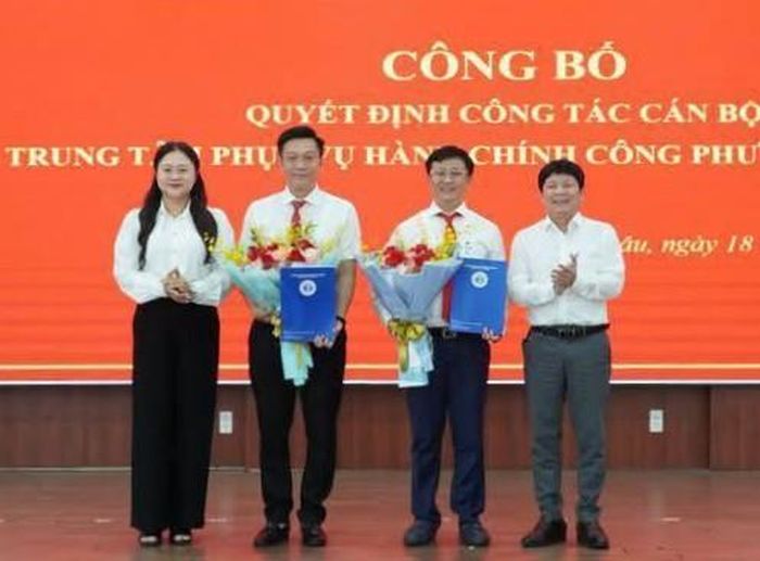 Lãnh đạo phường Hải Châu trao các quyết định về công tác cán bộ với ông Nguyễn Phúc Bảo Nam và ông Nguyễn Quang Nhật
