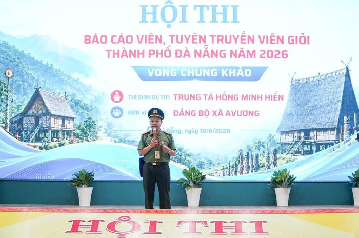 Trung tá Hồng Minh Hiển – Công an xã Avương trình bày phần thuyết trình tại hội thi.