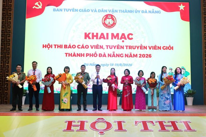 Phó Bí thư Thành ủy Ngô Xuân Thắng,Trưởng ban Tuyên giáo và Dân vận Thành ủy Huỳnh Thị Thùy Dung tặng hoa chúc mừng các thí sinh.