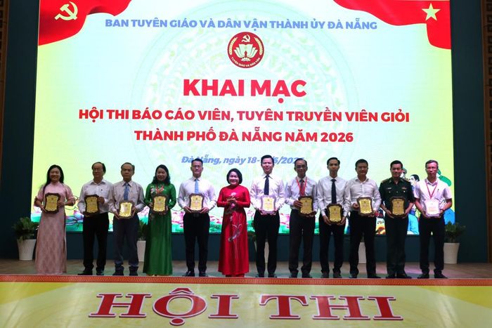 Trưởng ban Tuyên giáo và Dân vận Thành ủy Huỳnh Thị Thùy Dung tặng quà lưu niệm cho các thành viên Ban giám khảo.