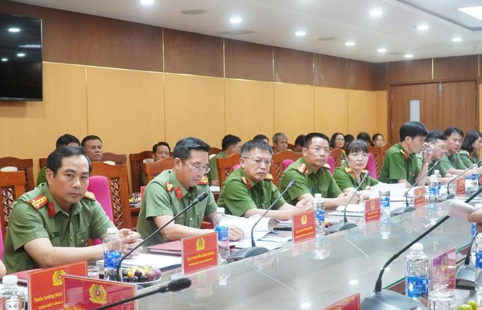 Các đồng chí trong Ban giám đốc Công an thành phố dự hội nghị