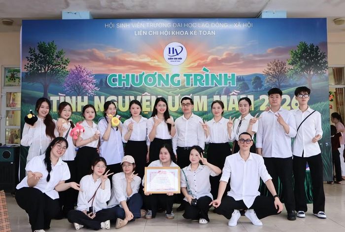 Thái Hải (thứ hai, từ phải sang, hàng đứng) chụp ảnh lưu niệm cùng Ban tổ chức và các tình nguyện viên tại chương trình thiện nguyện “Ươm mầm 2026”, do Liên chi Hội Khoa Kế toán tổ chức.