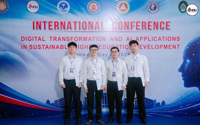 Thái Hải (ngoài cùng, bên trái) tham dự Hội thảo quốc tế “Chuyển đổi số và ứng dụng trí tuệ nhân tạo trong phát triển bền vững giáo dục đại học” tại Trường Đại học Nghệ An.