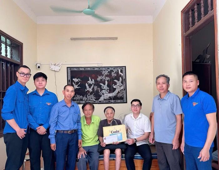 Thái Hải (thứ hai, từ trái sang) cùng Đoàn công tác Hội Sinh viên Trường thăm hỏi, tặng quà Mẹ Việt Nam Anh hùng tại tỉnh Phú Thọ trong khuôn khổ Chiến dịch Thanh niên tình nguyện Hè 2025.