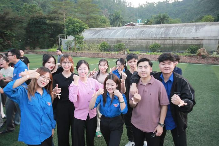 Thái Hải (ngoài cùng, bên phải) tham gia Chương trình tập huấn cán bộ Đoàn - Hội dành cho đội ngũ cán bộ Đoàn - Hội, Trường Đại học Lao động - Xã hội.
