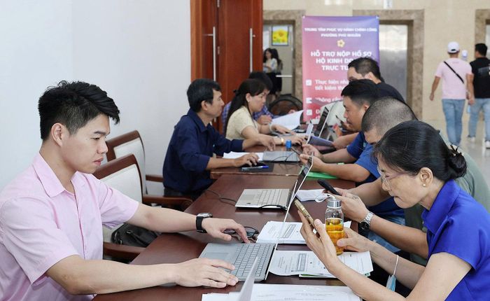Người dân có thể thực hiện nhiều dịch vụ tại Trung tâm Phục vụ hành chính công phường Phú Nhuận Ảnh: NGUYỄN TRINH