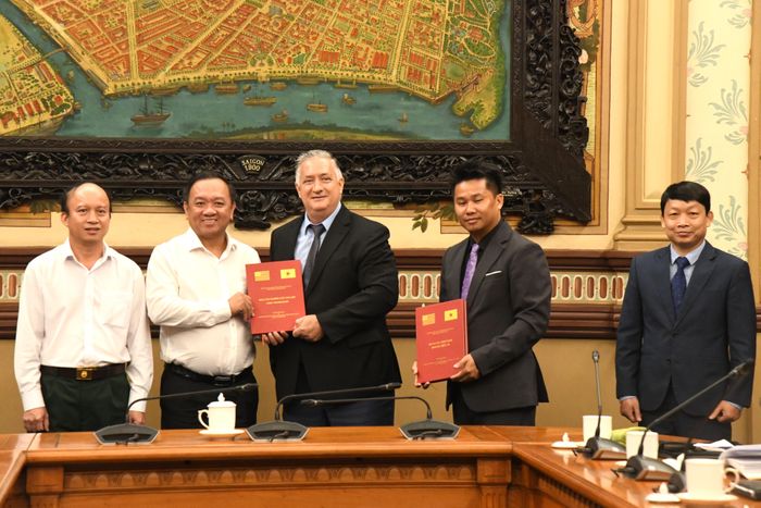  Đoàn đại biểu Đại học Công nghệ Texas trao các bộ hồ sơ, tài liệu nghiên cứu đến Ban Chỉ đạo 515 TPHCM 