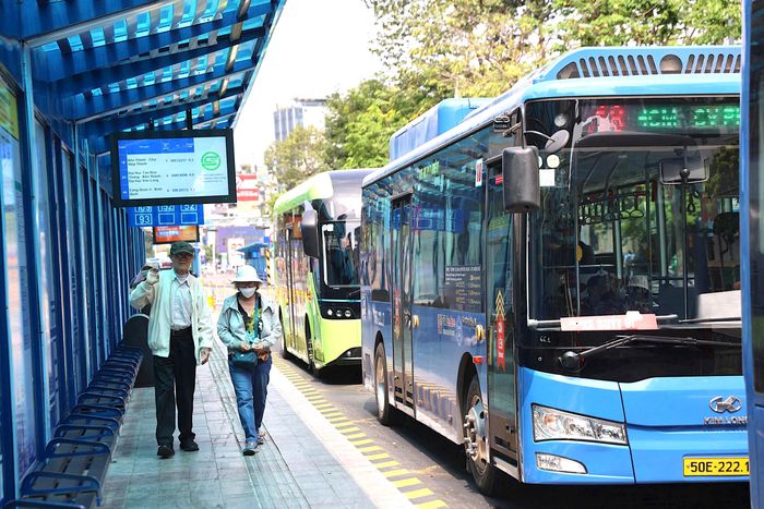 Ngày càng nhiều người dân lựa chọn xe buýt làm phương tiện di chuyển trong thành phố. Ảnh: KIẾN VĂN