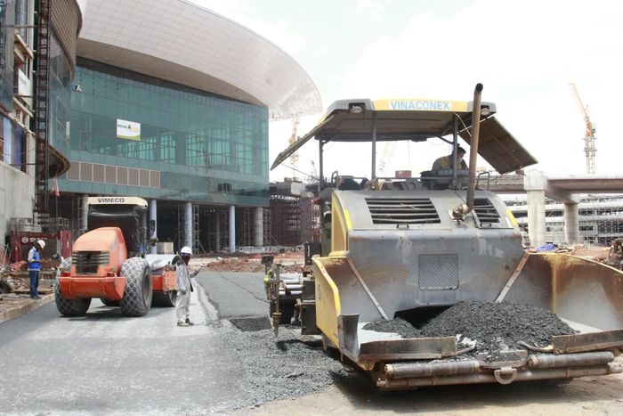  Nhiều tổ đội nhân công làm việc xuyên trưa tại công trường Sân bay Long Thành. Ảnh: XUÂN TRUNG 