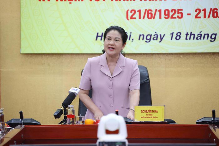 Thứ trưởng Bộ Nội vụ Nguyễn Thị Hà chủ trì buổi họp báo. Ảnh: GIA KHÁNH