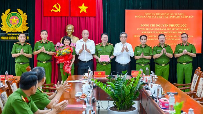  Đồng chí Nguyễn Phước Lộc trao hoa và quà biểu dương, động viên cán bộ, chiến sĩ PC04, Công an TPHCM 