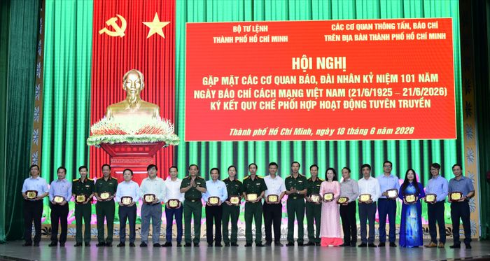  Bộ Tư lệnh TPHCM trao quà đến các cơ quan báo, đài 