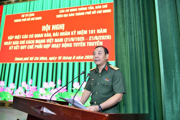  Thiếu tướng Vũ Văn Điền, Tư lệnh Bộ Tư lệnh TPHCM phát biểu tại hội nghị 
