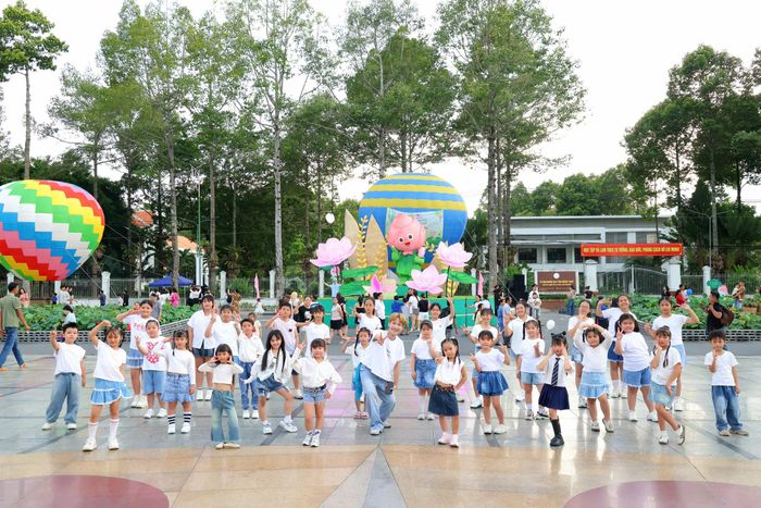  Lễ hội thu hút đông đảo người dân và du khách trong và ngoài nước tham quan mua sắm, trải nghiệm 