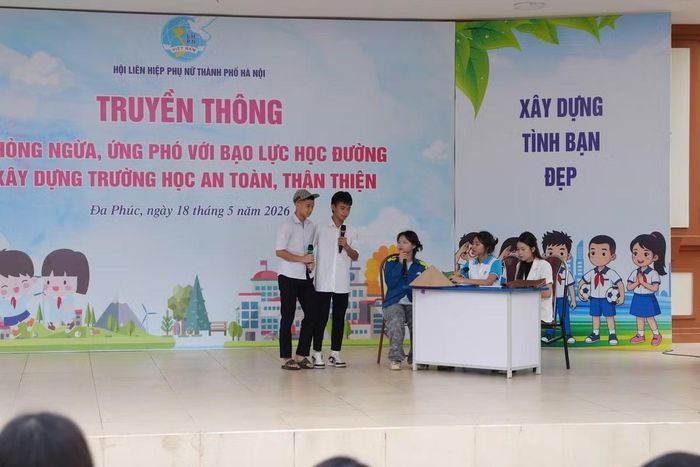 Học sinh tham gia đóng vai xây dựng tiểu phẩm truyền thông phòng chống bạo lực học đường. Ảnh: Hanoimoi.