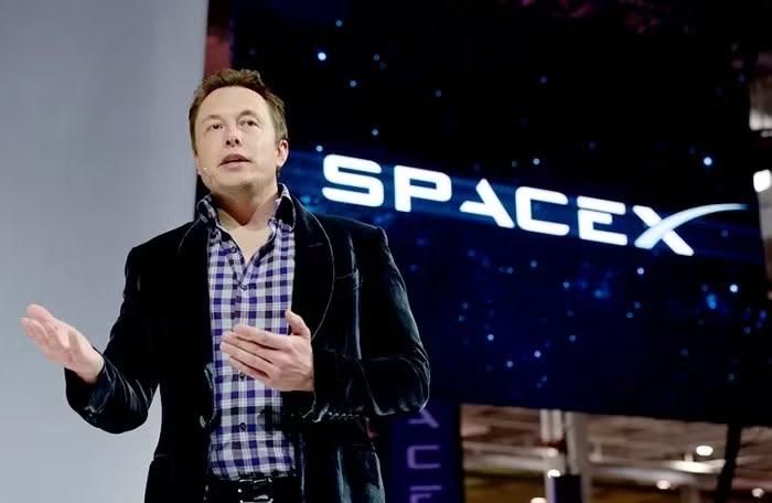 Niềm tin đó được xây dựng từ lịch sử phát triển của công ty khi SpaceX từng đứng bên bờ vực phá sản năm 2008 trước khi tạo nên cuộc cách mạng tái sử dụng tên lửa, mở đường cho hàng loạt thành tựu mang tính đột phá như Falcon 9, Starlink và hệ sinh thái hàng không vũ trụ thương mại hiện nay.