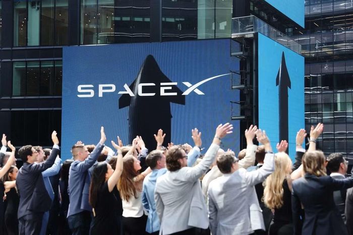 Câu chuyện của SpaceX cũng mang đến bài học quản trị sâu sắc cho các doanh nghiệp, bởi trong khi nhiều nhà lãnh đạo chỉ tập trung bán các chỉ tiêu tăng trưởng ngắn hạn thì những tổ chức xuất sắc lại xây dựng được một câu chuyện đủ lớn để nhân viên, khách hàng và nhà đầu tư sẵn sàng đồng hành trong nhiều năm.