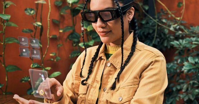 Công ty đã "thiết kế lại" công nghệ dẫn sóng của mình để mang lại tầm nhìn liền mạch hơn về thế giới. Như Will Greenwald của PCMag đã giải thích gần đây, công nghệ dẫn sóng hứa hẹn một tương lai của công nghệ đeo được mạnh mẽ, gần như vô hình.