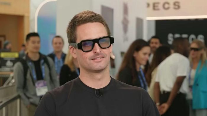 CEO Evan Spiegel đang đặt cược rằng người tiêu dùng đã quá mệt mỏi với việc nhìn vào màn hình điện thoại thông minh đến nỗi họ sẵn sàng trả hơn 2.000 đô la cho kính thực tế ảo tăng cường, giúp đưa hình ảnh kỹ thuật số vào tầm nhìn của người dùng.