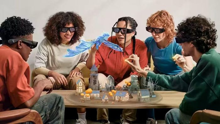 Snap cho biết các nhà phát triển đã tạo ra "hàng trăm" Lens cho Specs. Ví dụ như "đi bộ trong thành phố và xem chỉ dẫn chính xác ở nơi bạn cần, đo không gian hoặc nhận trợ giúp từ AI trong khi bạn đang làm việc trên một dự án thay vì phải dừng lại để tìm kiếm câu trả lời."