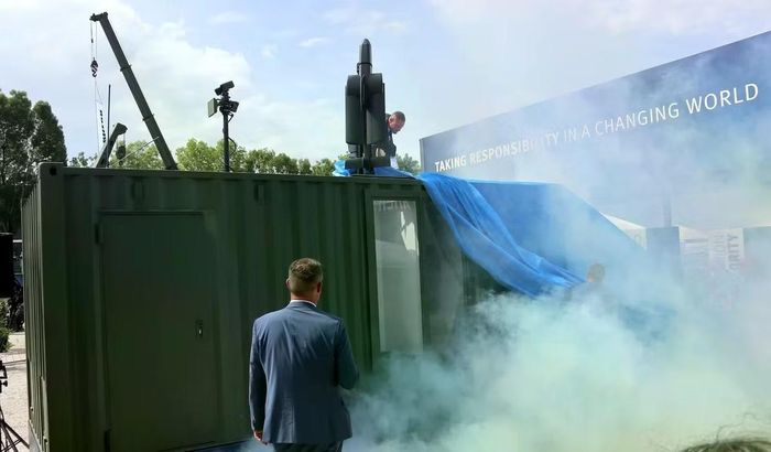 Mặc dù phiên bản trình bày tại Paris chỉ dừng lại ở dạng mô hình, tuy nhiên Rheinmetall cho biết sẽ sớm công bố thêm các chi tiết cũng như các file phương tiện về các đợt thử nghiệm cho thấy tính thực tiễn của thiết bị.