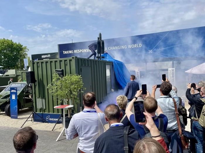 Các lãnh đạo công ty đã trình bày ý tưởng này tại Triển lãm quốc phòng Eurosatory bên ngoài Paris vào ngày 15/6, khi họ vén màn mô hình mẫu trong một buổi lễ nhỏ như một lời ca ngợi sức mạnh tấn công của các máy bay không người lái cảm tử tập trung.