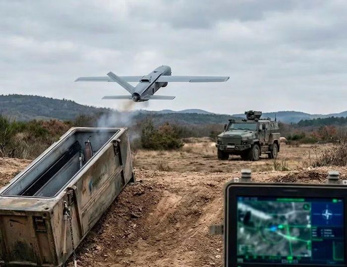 Ông Haas cho biết Rheinmetall sẽ công bố kiến trúc giao diện phóng drone bên trong container — bao gồm các khe vật lý và đầu nối điện tử — để các công ty khác về lý thuyết có thể thiết kế các loại vũ khí thay thế, tối ưu hơn.