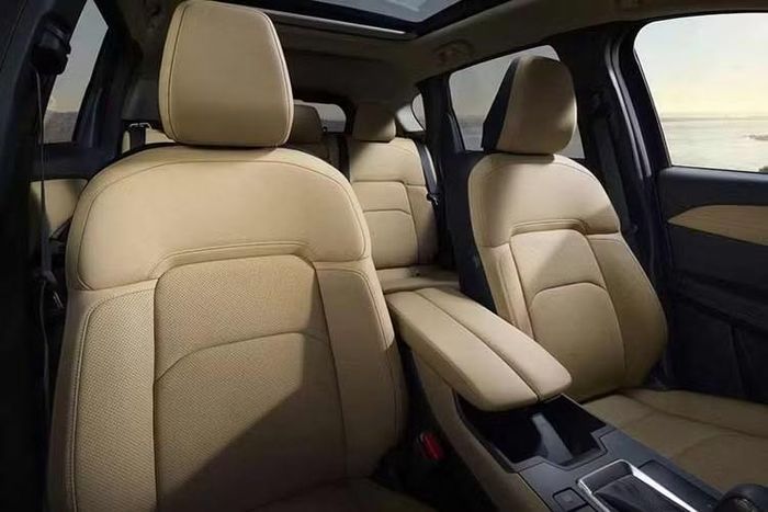Dù chưa công bố thông số kỹ thuật cụ thể, Mazda khẳng định hệ truyền động mới sẽ đáp ứng kỳ vọng về khả năng tiết kiệm nhiên liệu trong phân khúc SUV cỡ C – nơi Mazda CX-5 sẽ cạnh tranh trực tiếp với những cái tên như Toyota RAV4, Honda CR-V, Hyundai Tucson, Kia Sportage và Subaru Forester.