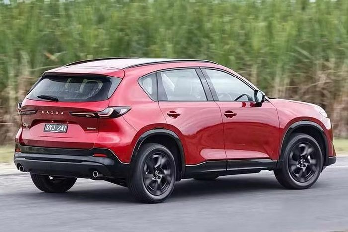 Về thiết kế, mẫu xe SUV Mazda CX-5 Hybrid 2027 mới vẫn trung thành với ngôn ngữ thiết kế Kodo quen thuộc nhưng được tinh chỉnh nhằm mang lại vẻ ngoài hiện đại và mạnh mẽ hơn.